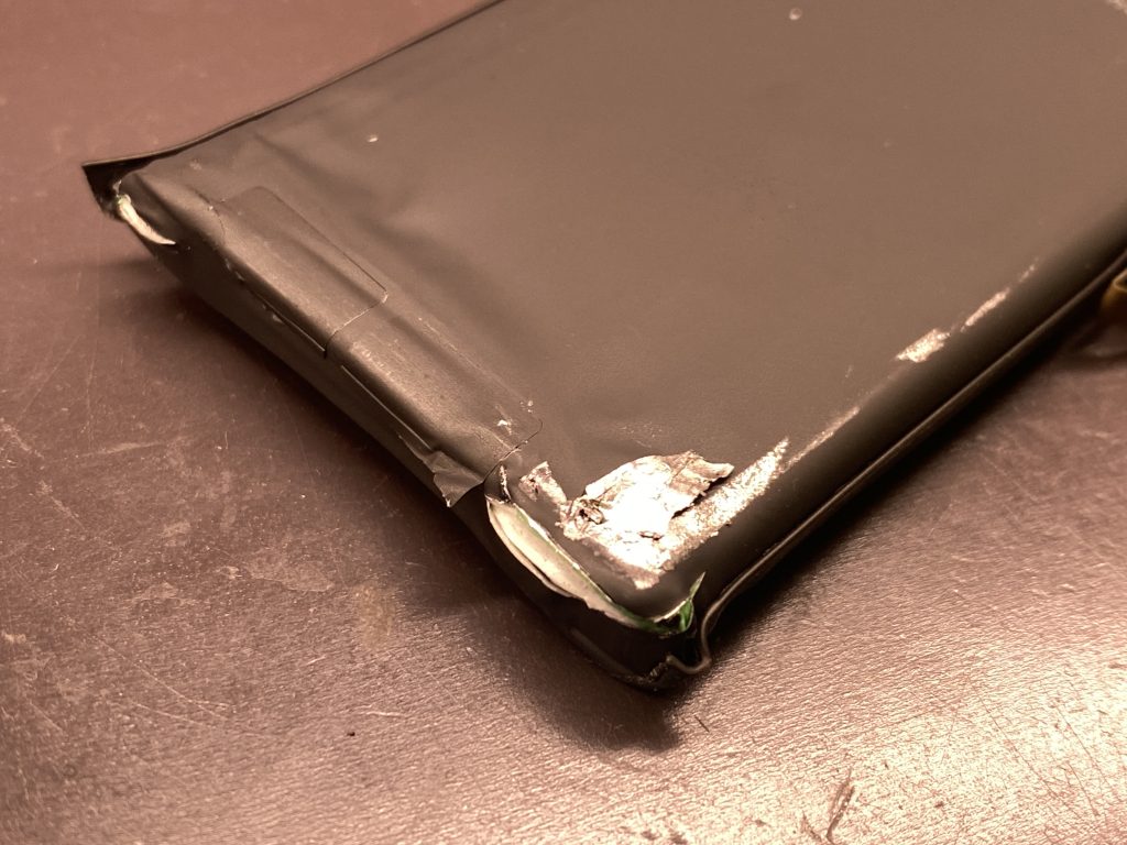 iPhone 13 バッテリー膨張