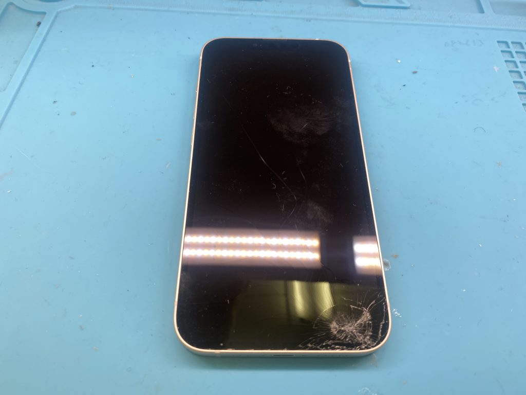 画面割れのiPhone 14