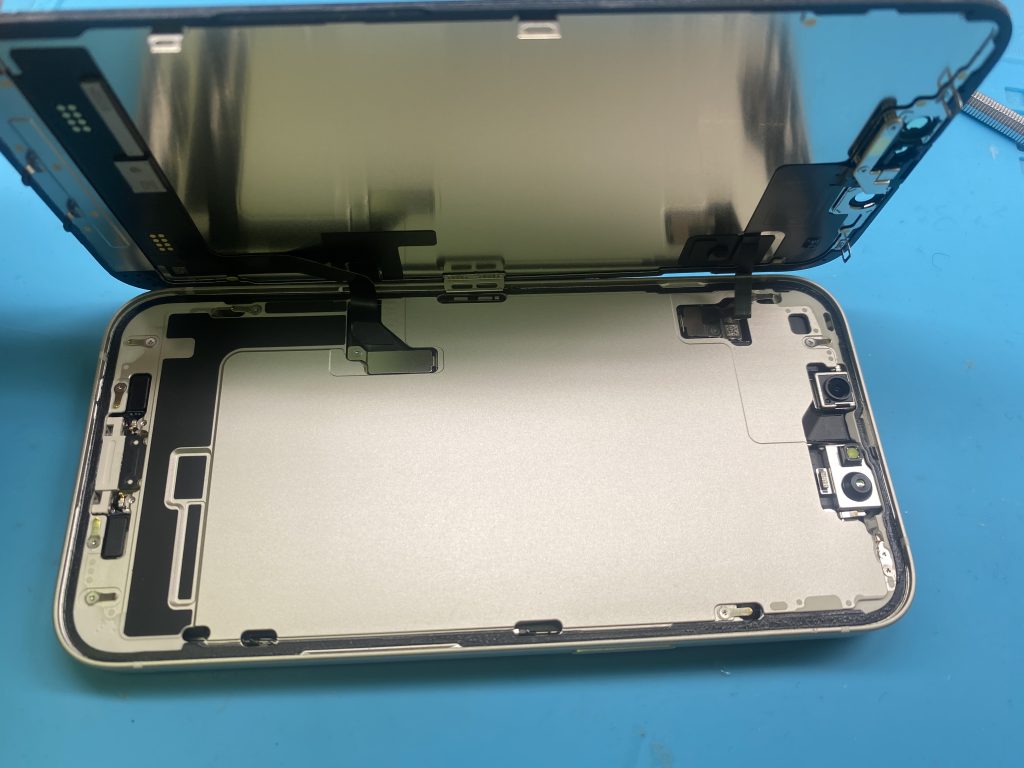 iPhone 14の画面側内部