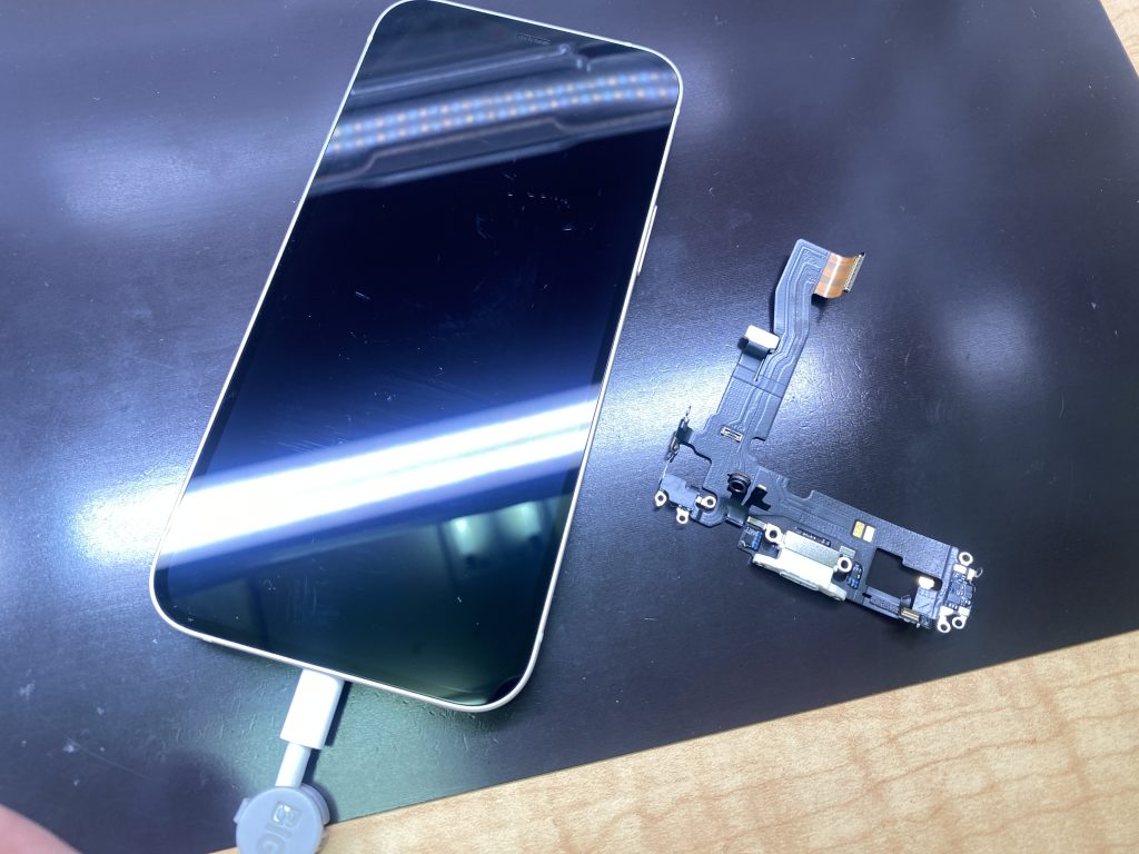 iPhone 12 充電口修理