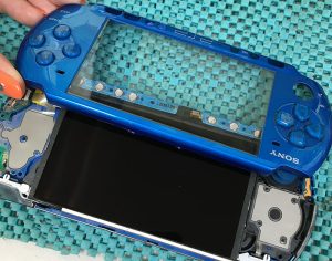 スマホスピタル博多駅前店 PSP3000 UMDドライブ修理 フロントパネル分離完了 中身 青 液晶