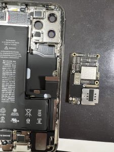 iPhone11Pro/基板の取り出し