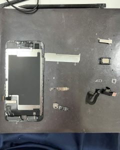 スマホスピタル熊本下通店 iPhone SE3 分解した画面とパーツ