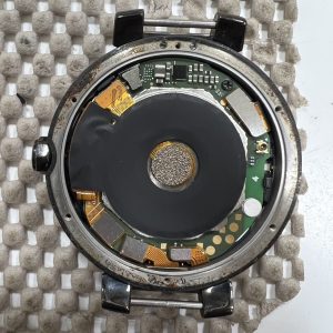 Louis Vuitton タンブールホライゾン  スマートウォッチ修理 背面シート取り外し