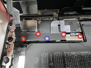 iPhoneXR　ネジ外し