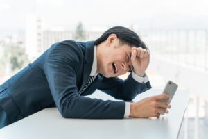 Androidスマホ修理不可と言われて、ショックを受けている人（笑）