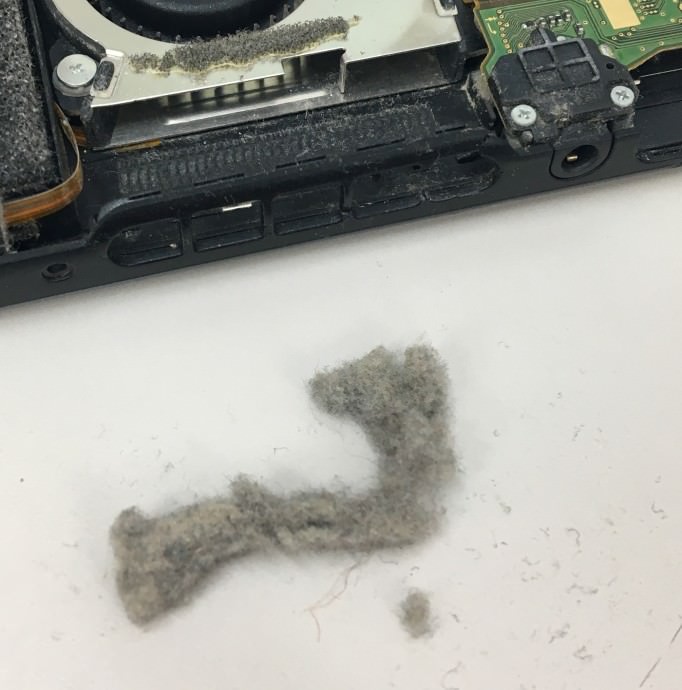 Switchファンからでてきた大量のほこり　スマホスピタル鹿児島店