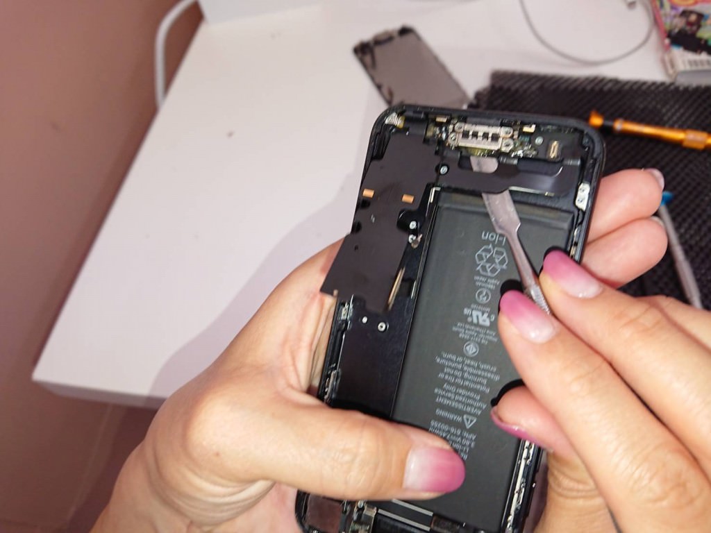 iPhone７ドックコネクター交換修理中スマホスピタル佐賀駅前店