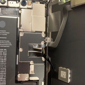 iPhone11Pro 画面交換修理 基板付近 スマホスピタル佐賀駅前店
