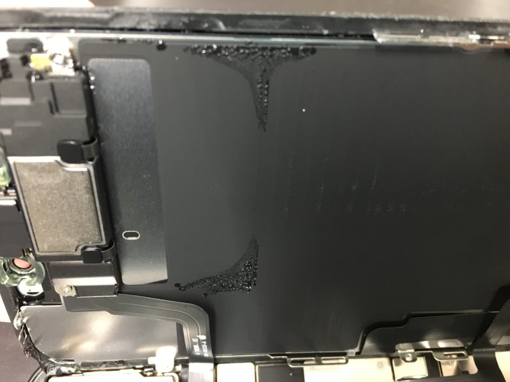 iPhone 11 耐水 防水 水没 浸水 濡れた 故障 画面 つかない 映らない 操作できない 見れない 修理 データ 復旧 消えない 残る そのまま 飛ばない 高槻 北摂 大阪