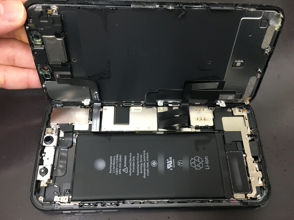 iPhone 11 水没 水 濡れた 画面 つかない 動かない 見れない 使えない 操作できない 修理 交換 データ 消えない そのまま 残る 高槻 北摂 大阪