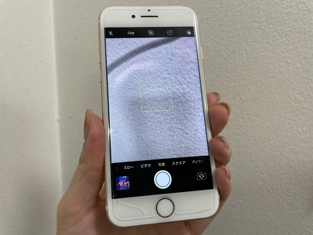 カメラに黒い線が映り込んでしまっているiPhone7