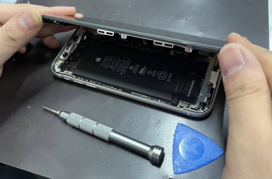 iPhone11のバッテリー交換　分解中