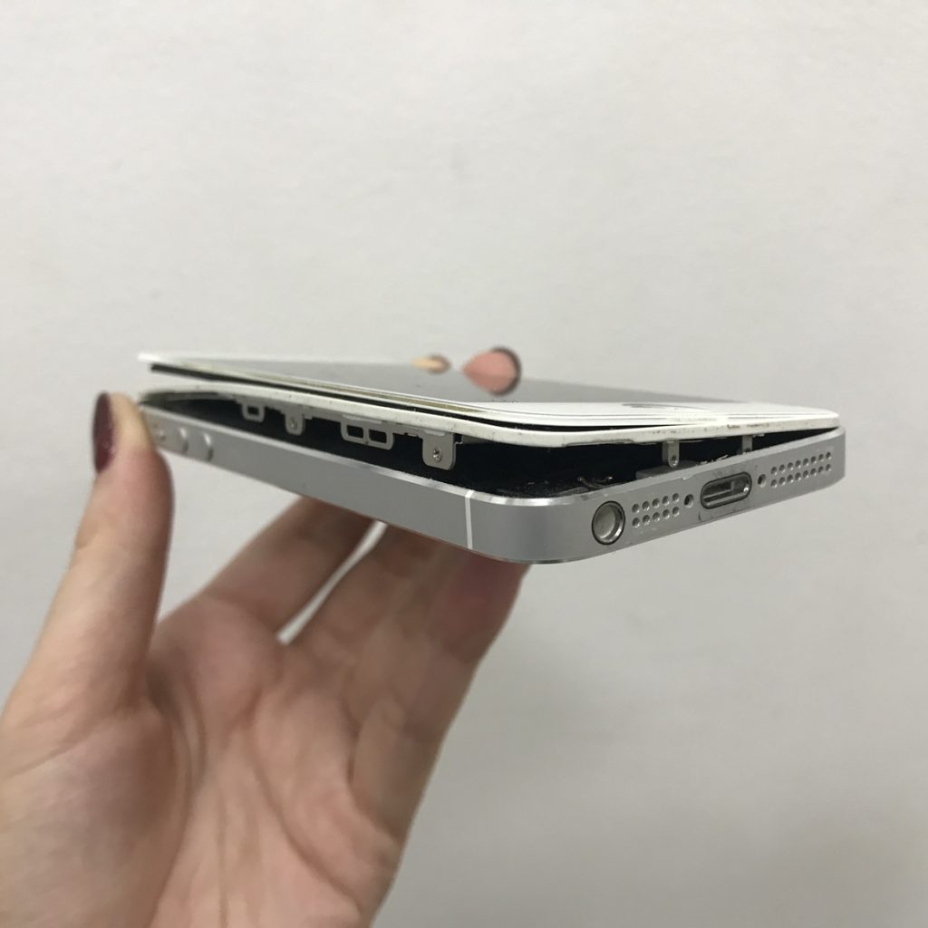 iPhoneSEのバッテリー膨張　画面浮き