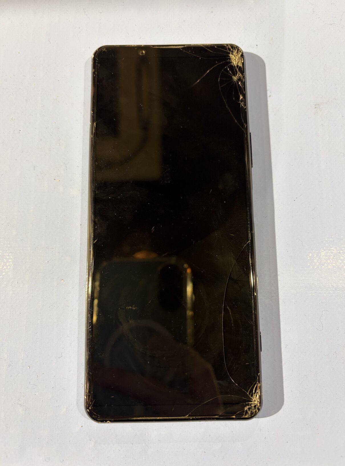 修理前のXperia5 IIで画面割れによりタッチ操作ができない状態