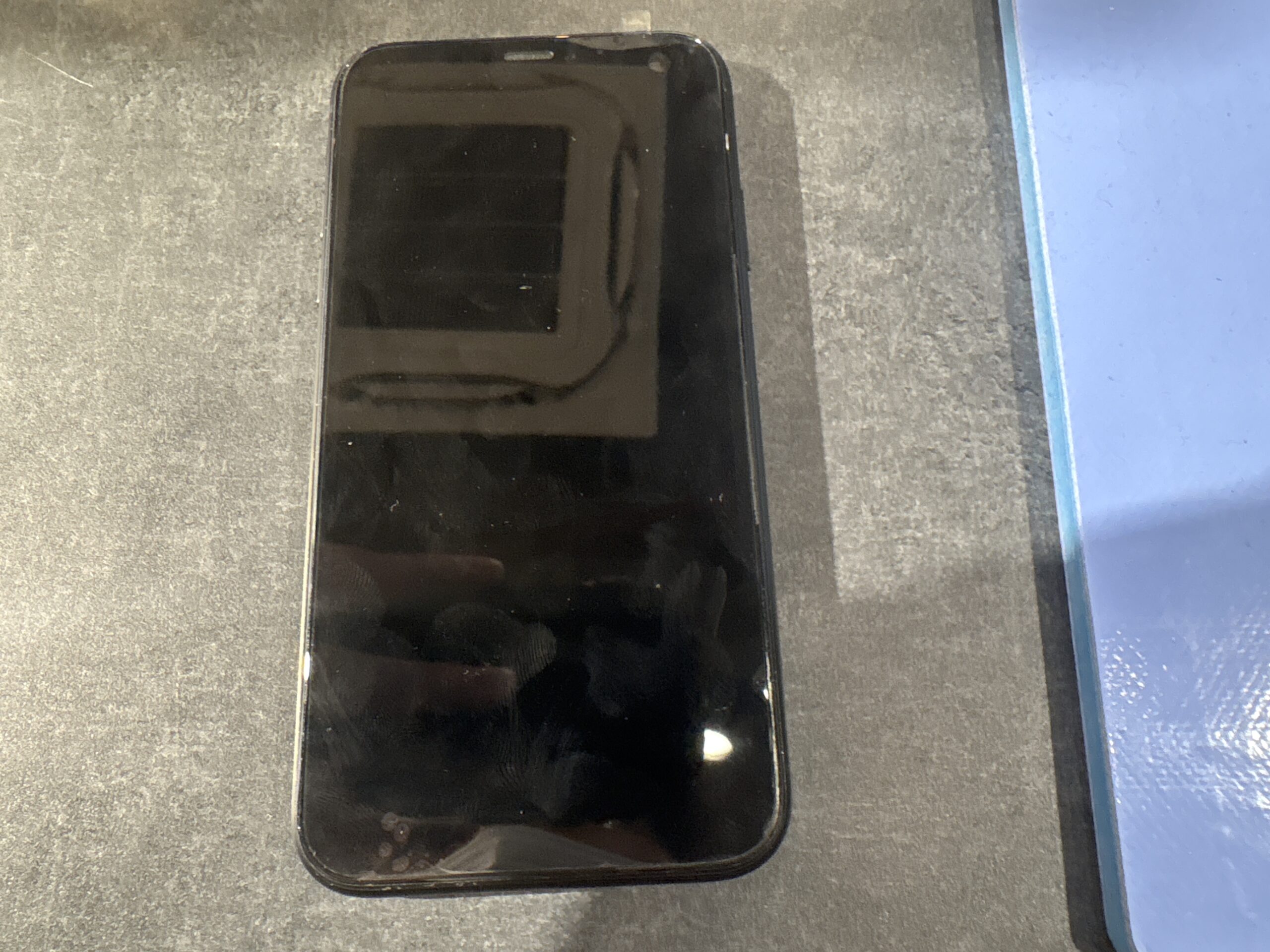 画面修理後にきれいになったiPhoneXRの端末写真