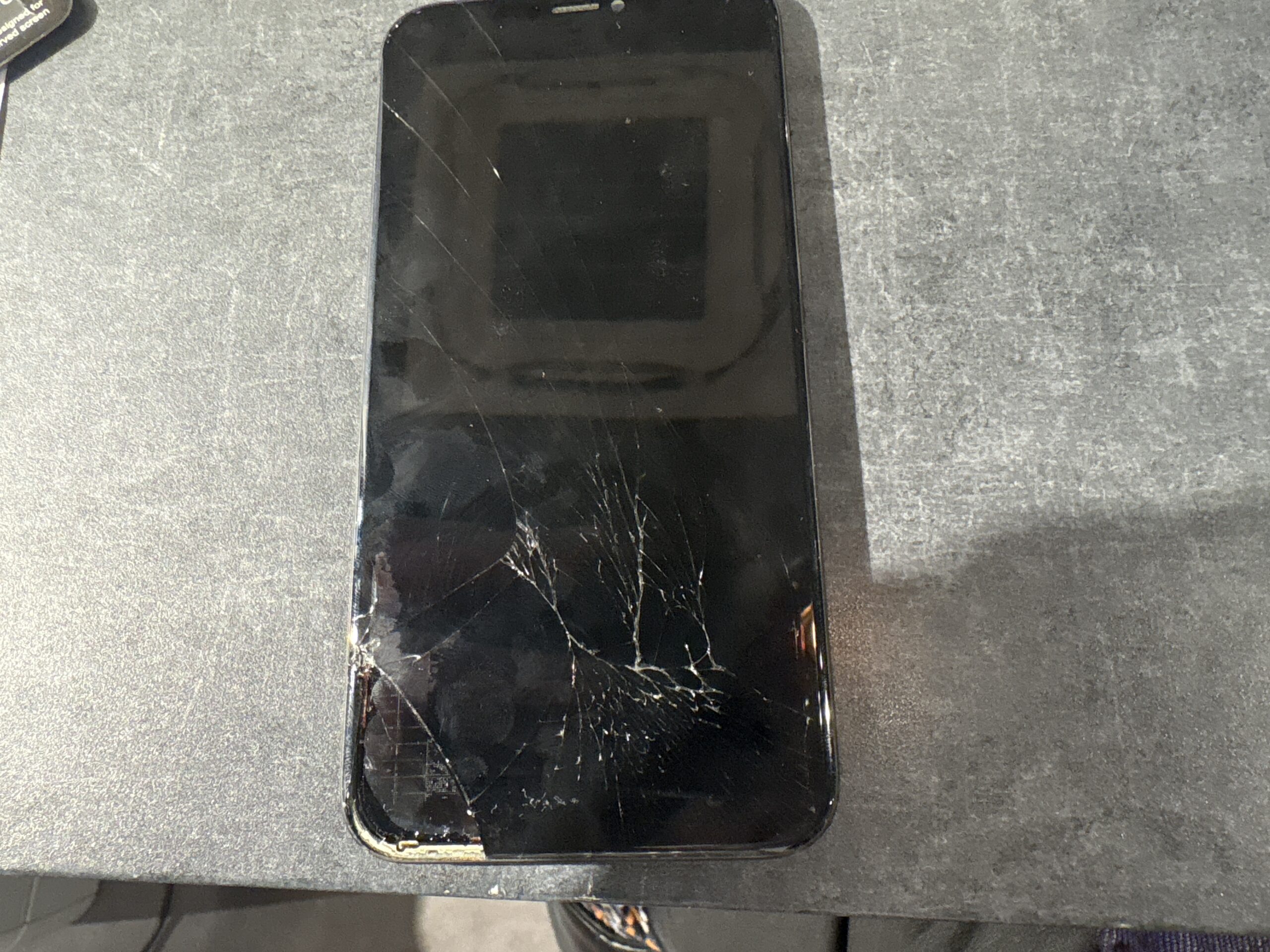 修理前のiPhoneXRで重度画面割れ状態