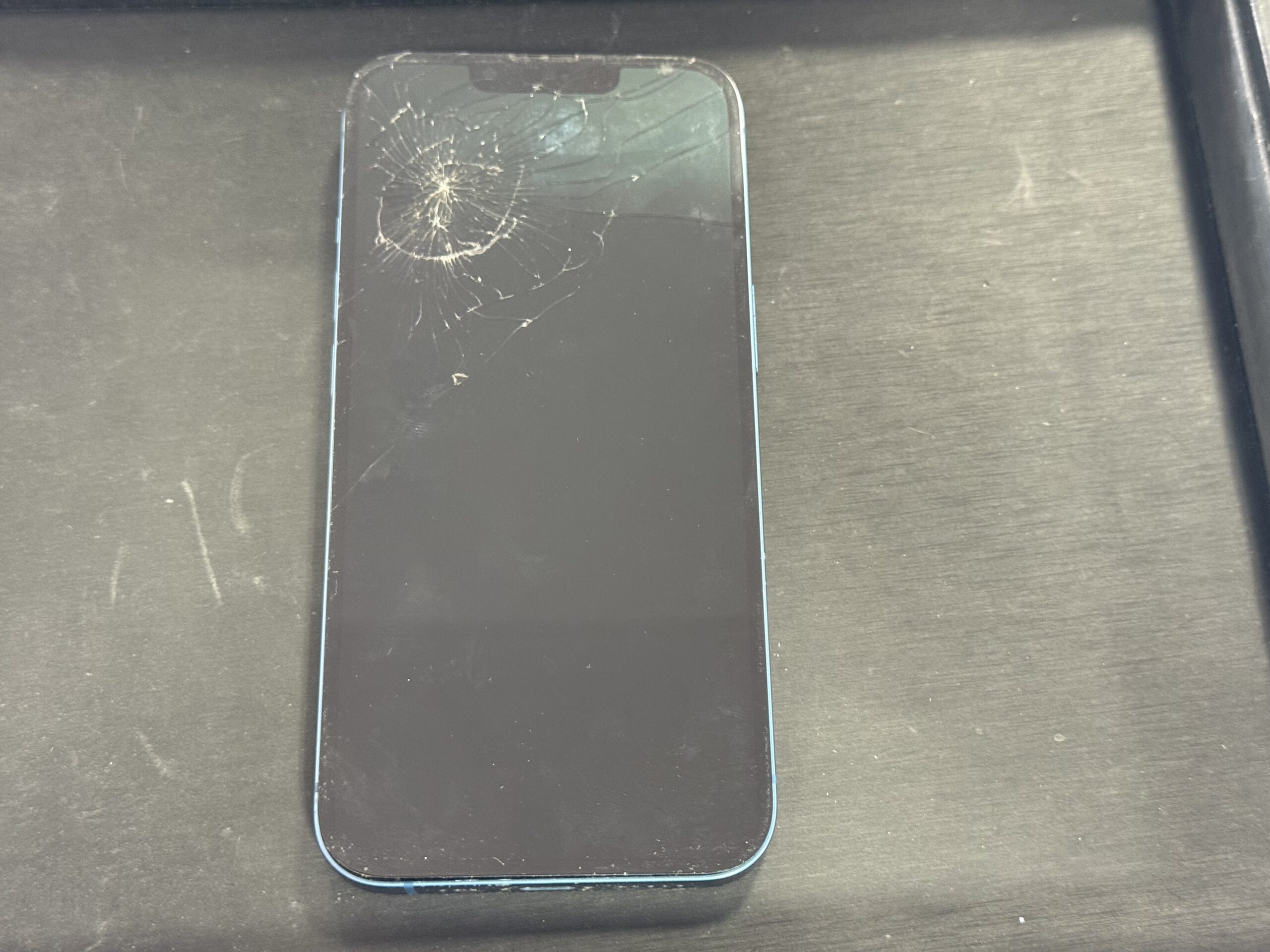 修理前（iPhone13画面割れ）
