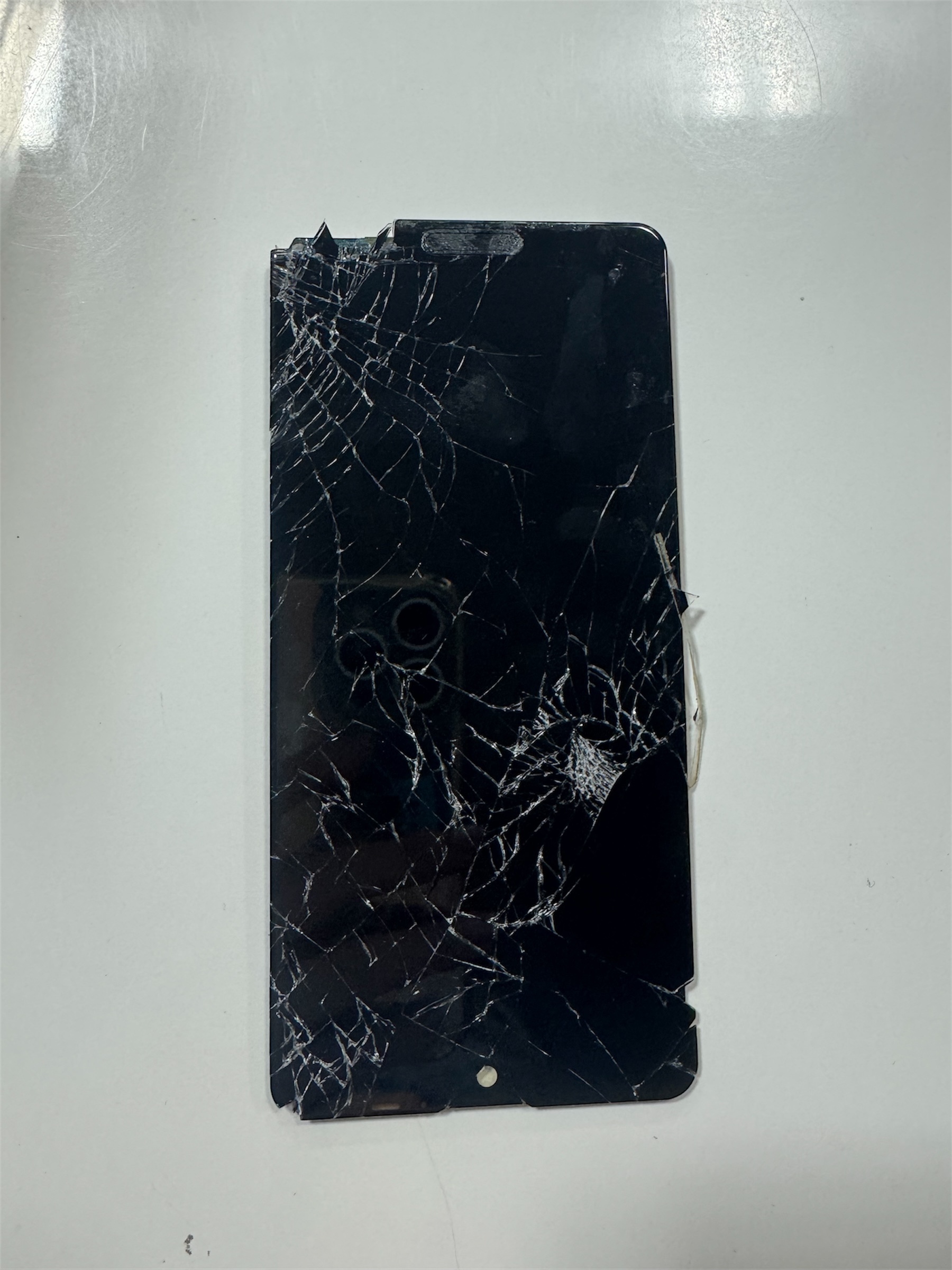 重度画面割れ状態のAQUOSsense4