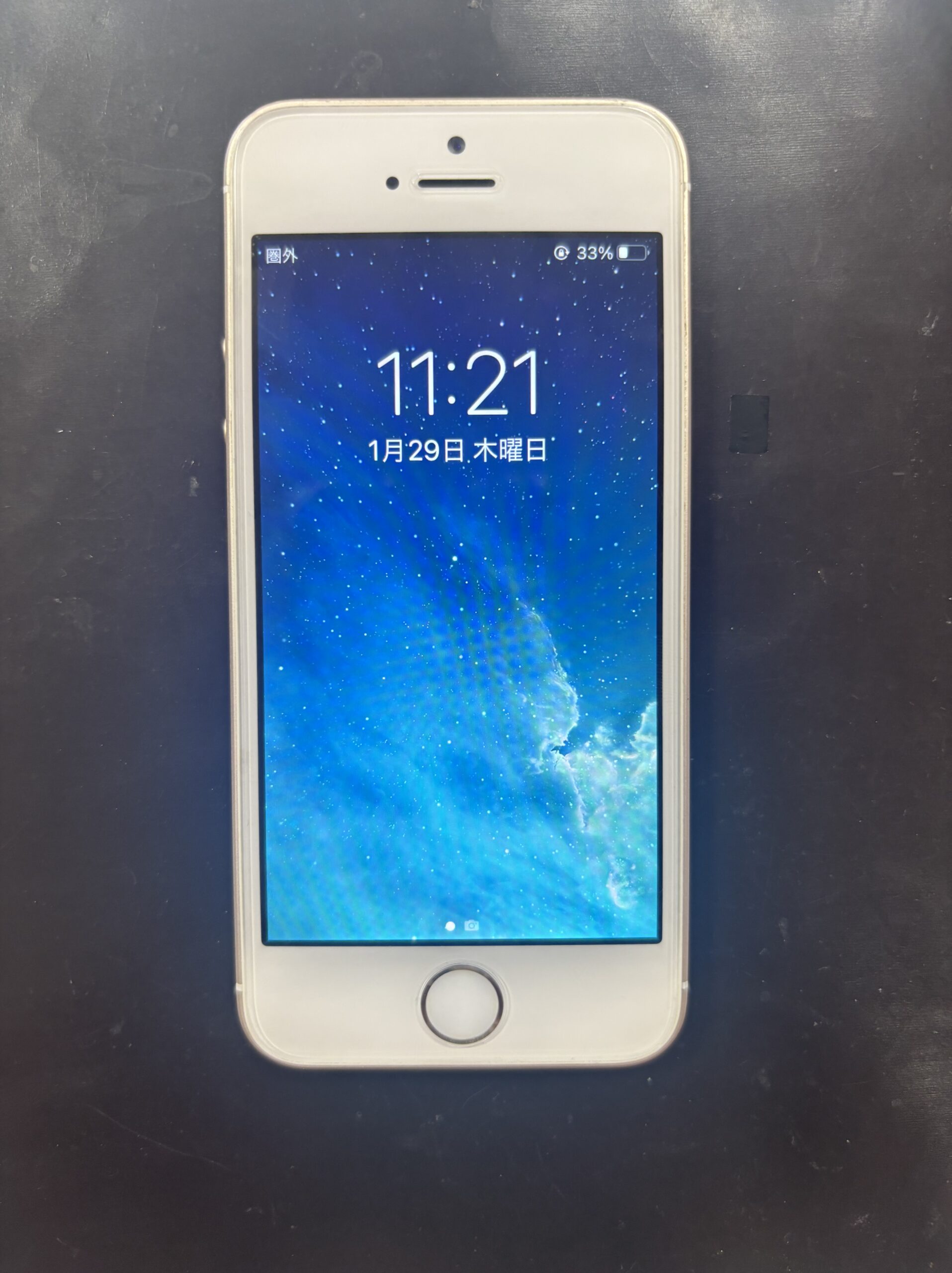 新しいバッテリーを交換したiPhone SE