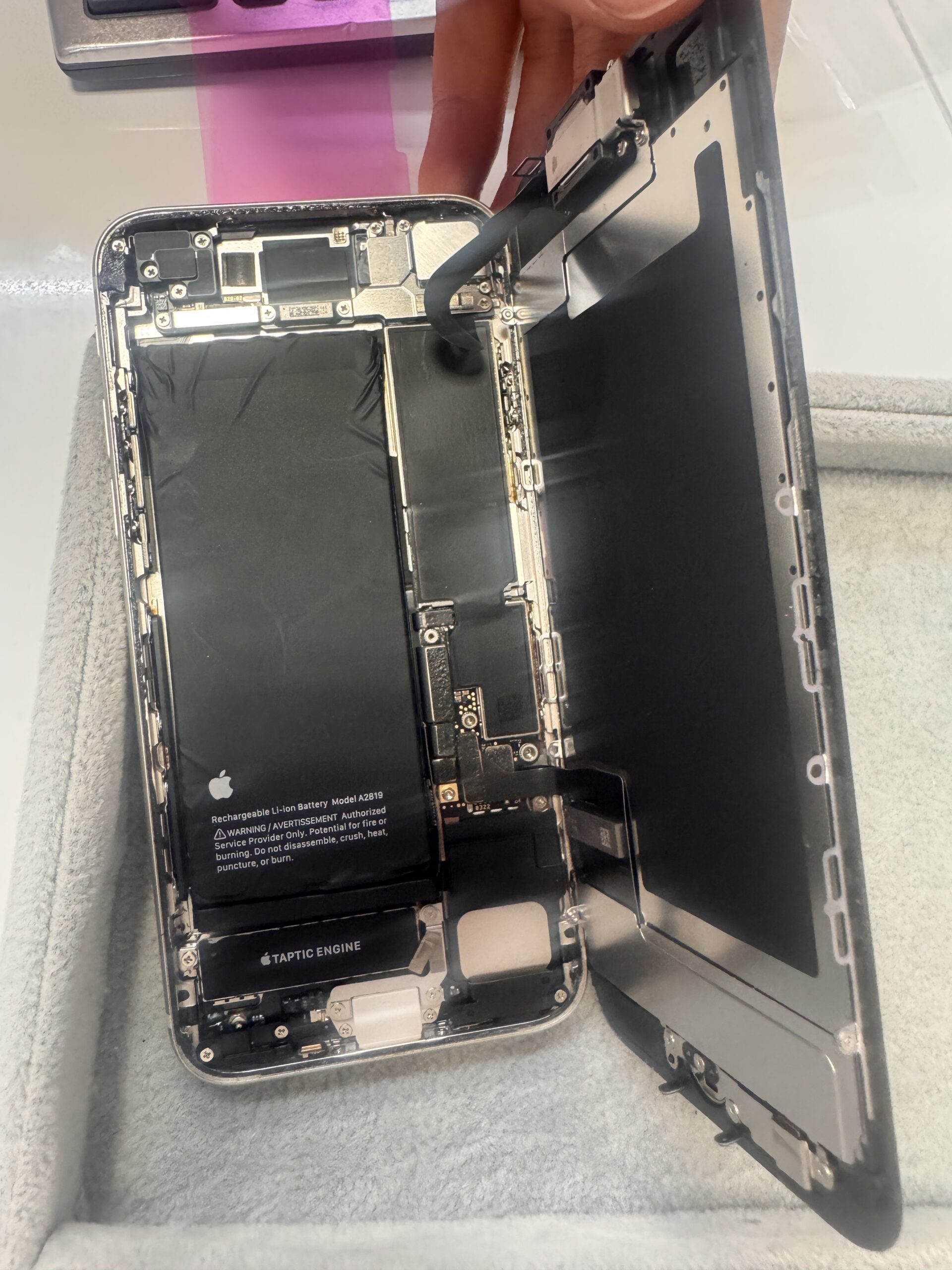 修理後(新しいiPhone12のバッテリー)