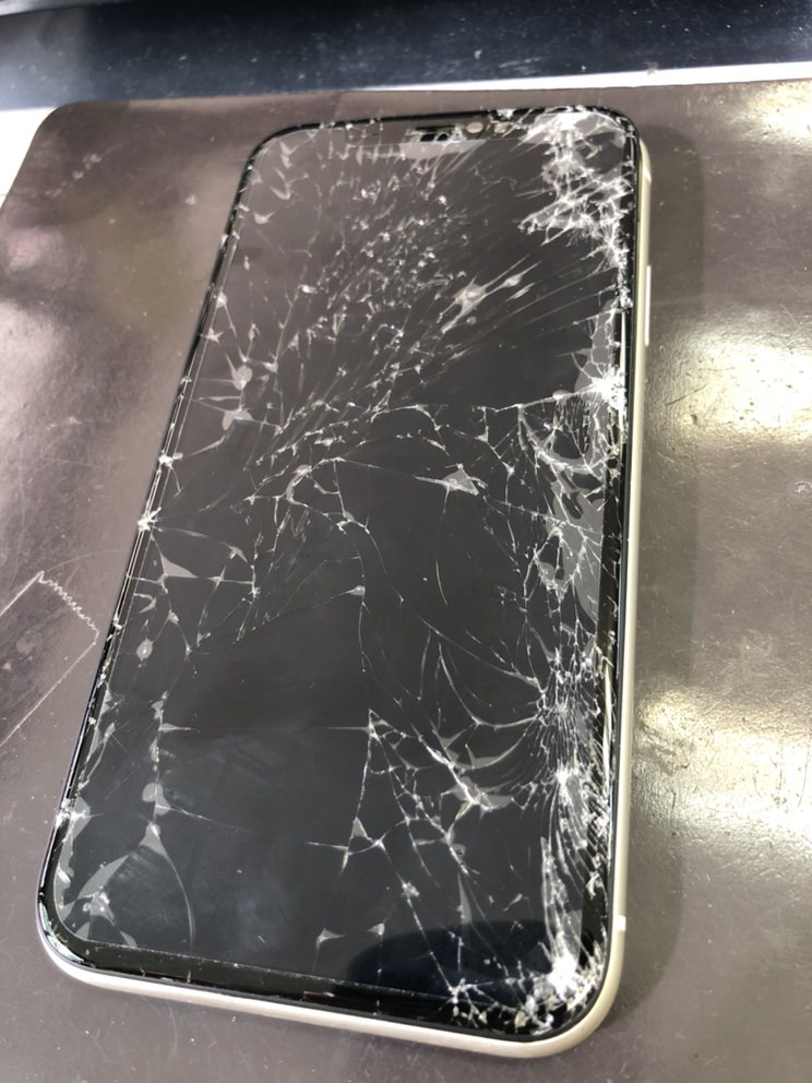 iPhone 11 画面 液晶 割れ 破損 故障 交換 修理 タッチ 効かない バキバキ 大阪 天王寺 阿倍野
