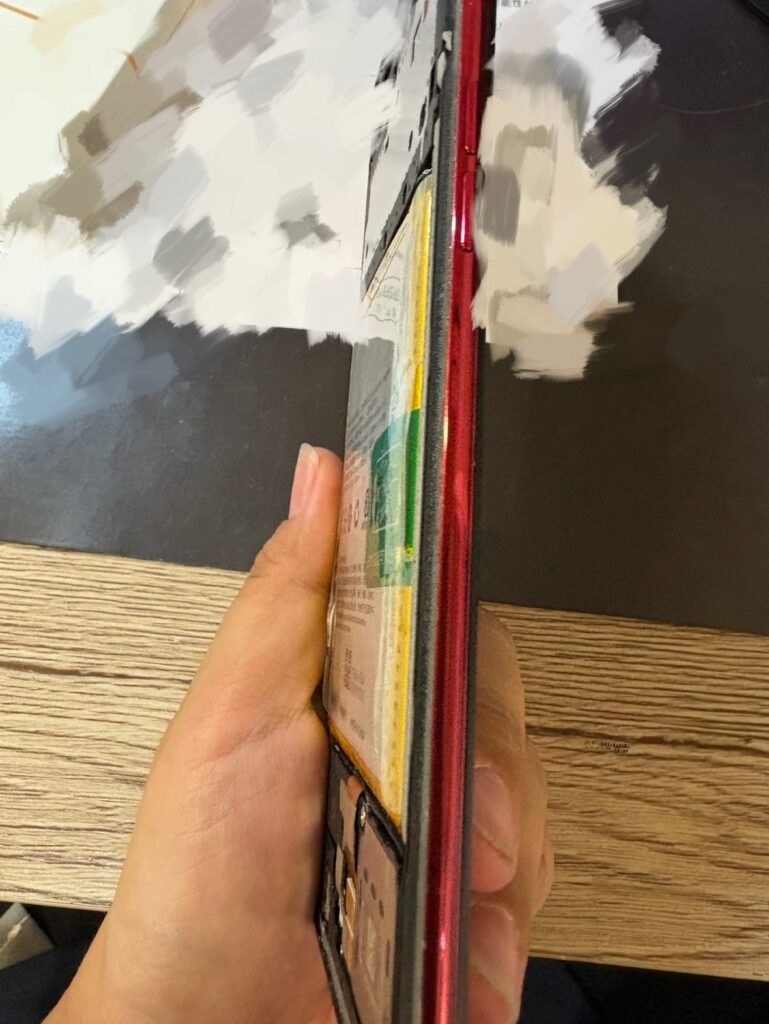 バッテリー膨張したOPPO R17 Neo