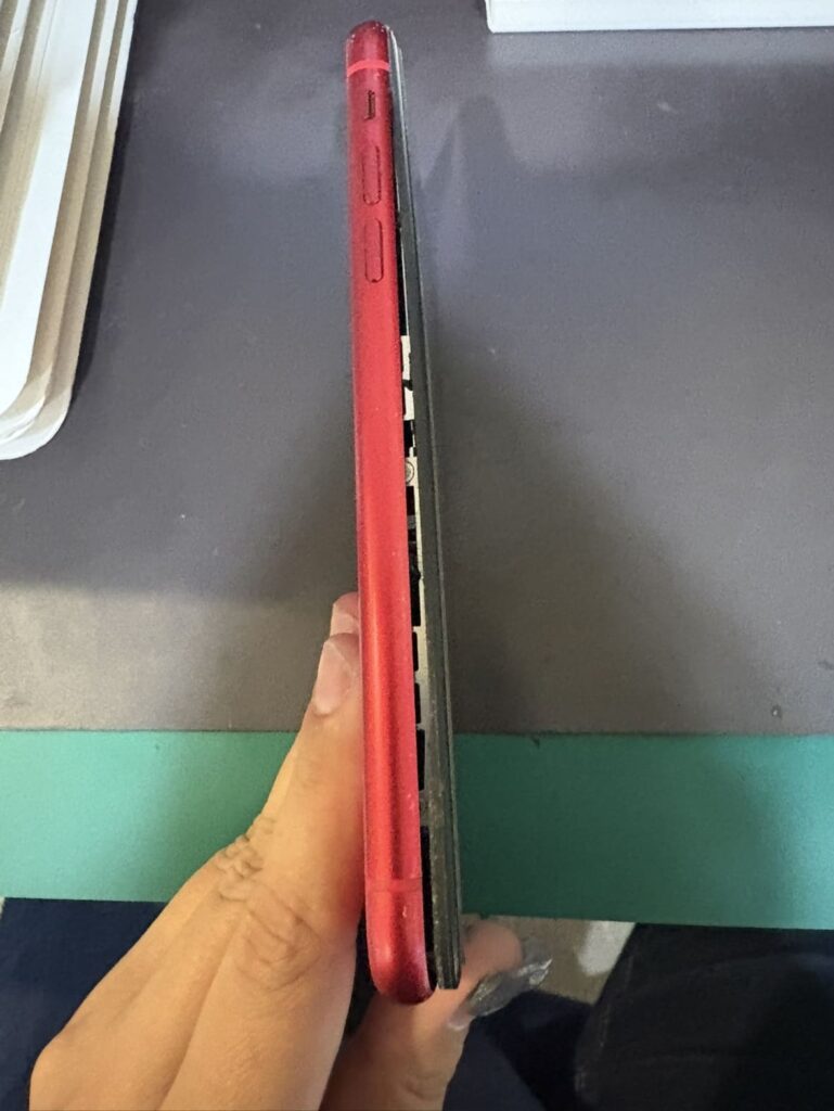 バッテリー膨張で画面が浮いているiPhone11