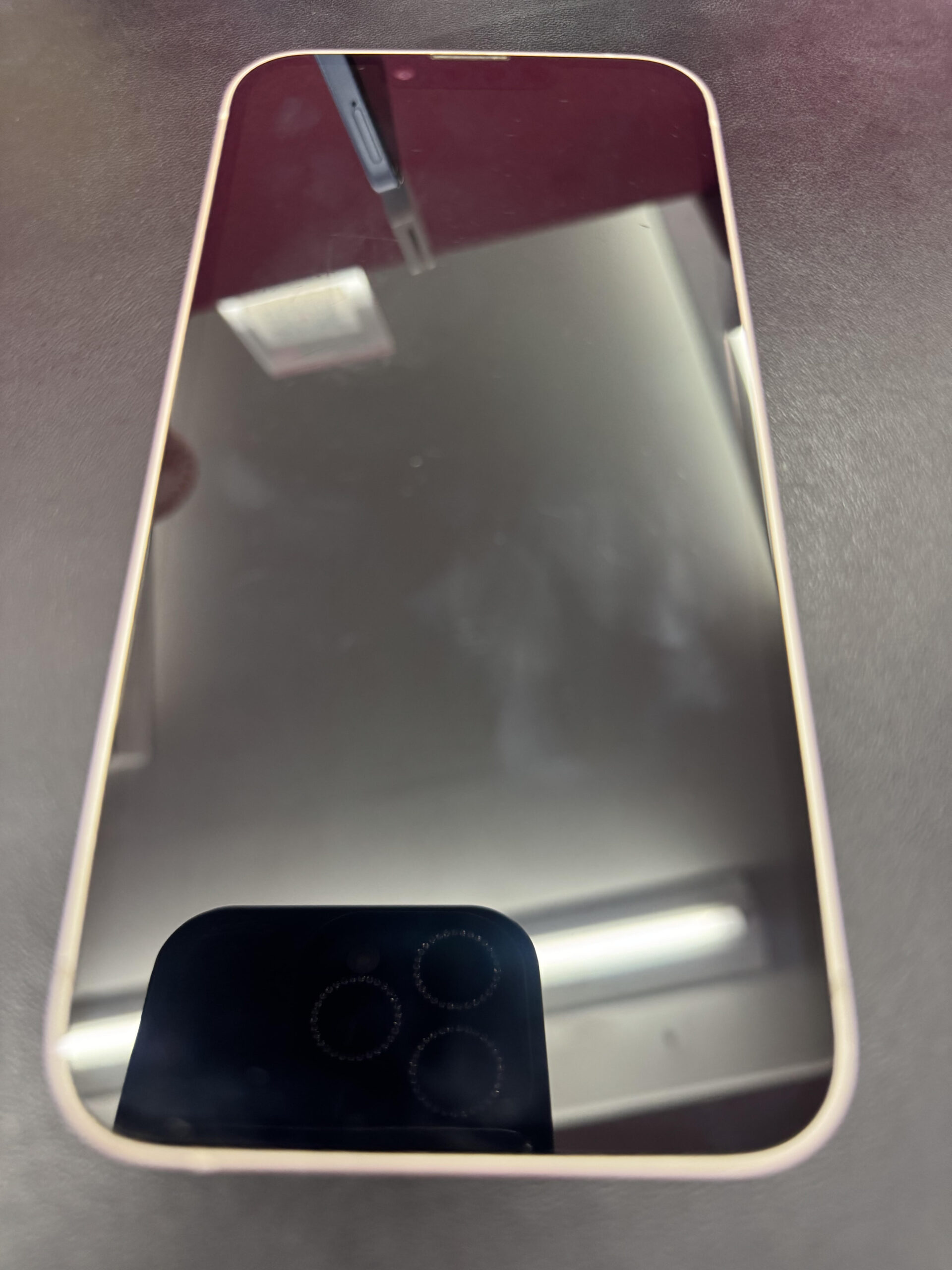 修理後（画面が修理されたiPhone14）