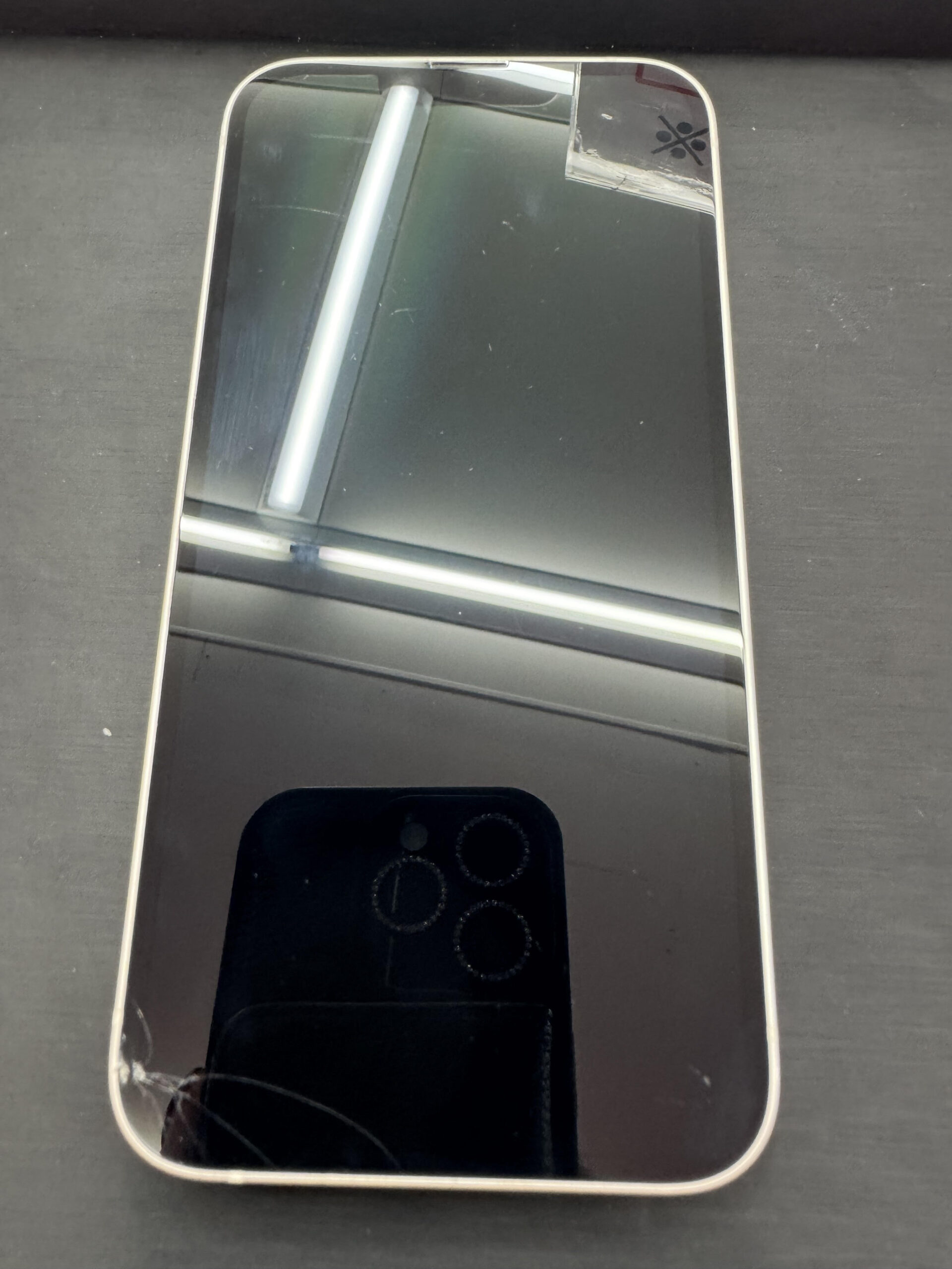 修理前（画面割れのiPhone14）