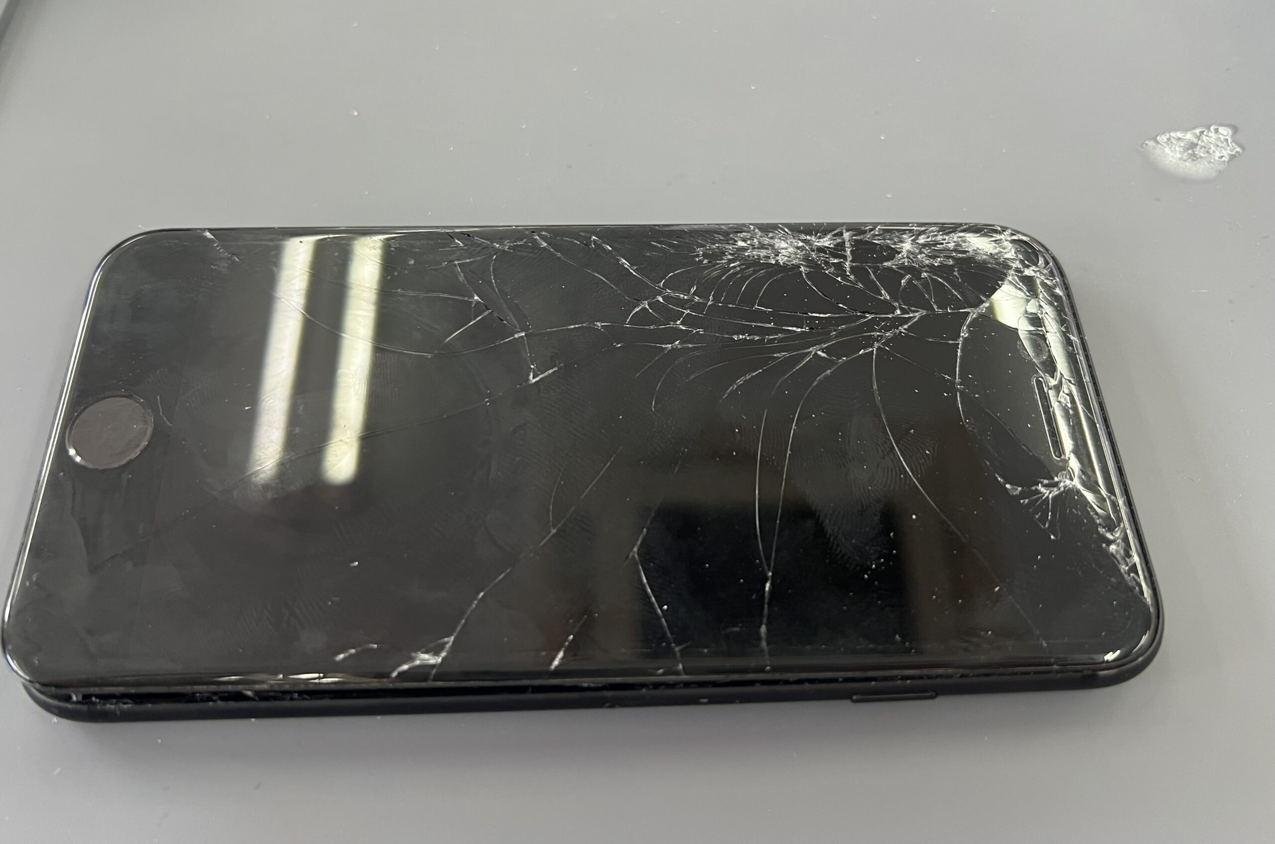 画面が割れた状態のiPhone SE2