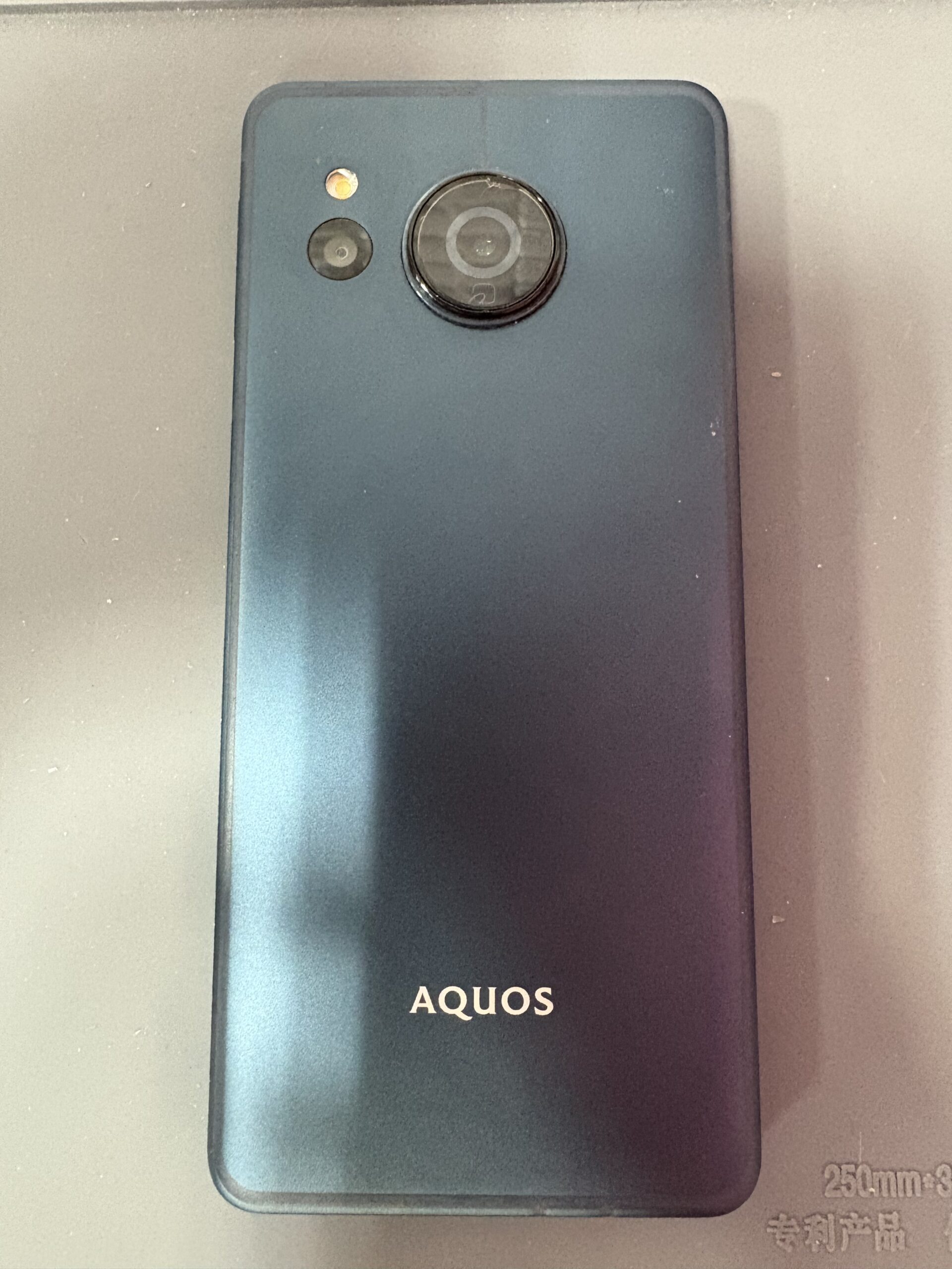 修理前(電源ボタンが押せない AQUOS sense8)