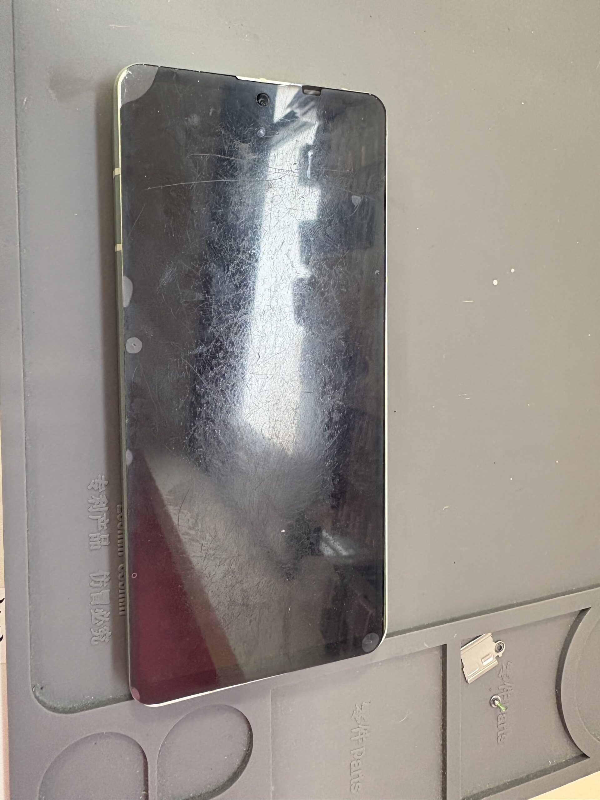 パネルが浮いている状態のAQUOS sense8