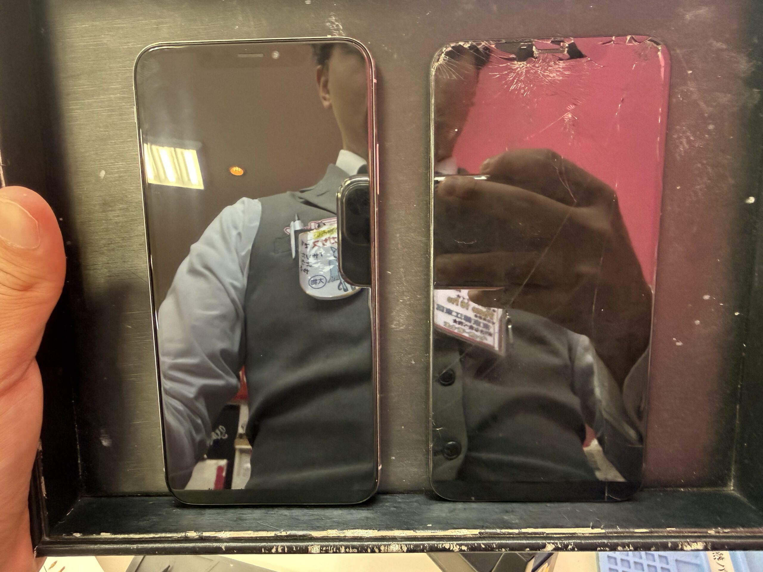 修理前 重度画面割れがある状態のiPhoneXS MAX